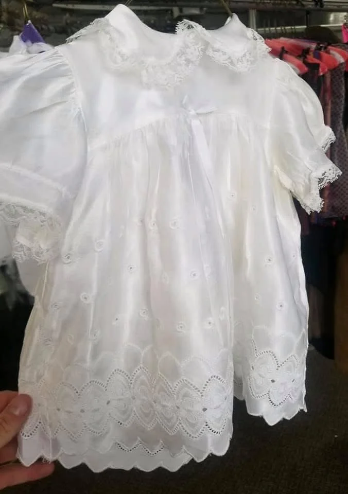 Short-sleeve lace dress, after cleaning
